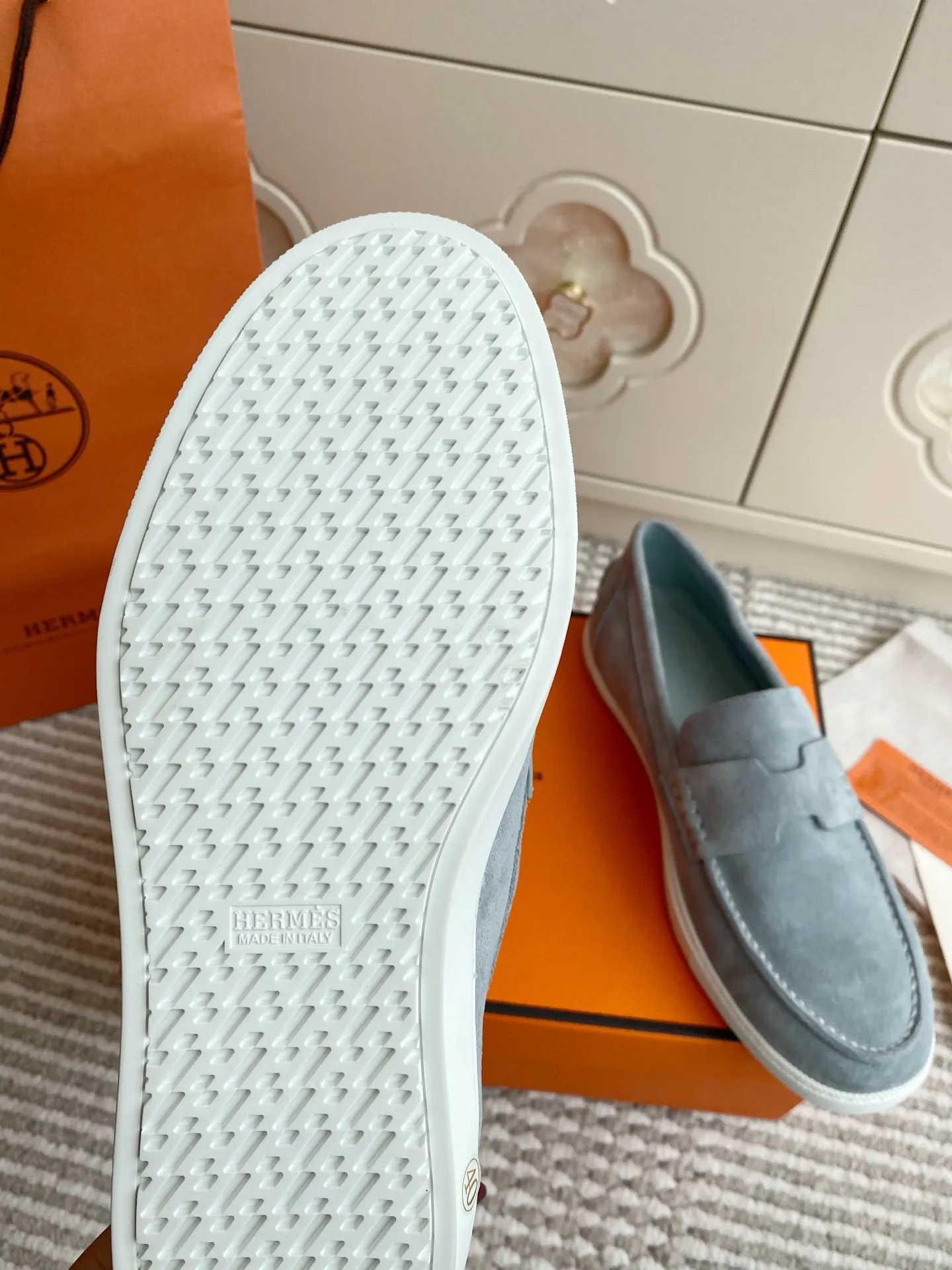 p560✨Hermes Couple Loafers｜Walking in the urban high-end, easily wearing Hermès temperament✨Who says luxury and comfort can’t have both?  This pair of H’s classic loafers really does it!  ▪️"Customized imported Yangjing fabric" is soft and delicate ▪️"Full sheepskin lining" + "soft-soled shoes" design. Your feet will be healed the moment you put them on~ It's like stepping on clouds☁️You won't feel tired after walking all day!  The iconic "H" buckle is low-key and luxurious. It is matched with a rubber outsole. It is lightweight and stylish. Whether you are commuting or shopping, you can easily achieve casual urban style🏙 Can be worn by couples. Full range of sizes, girls 35-41 | boys 39-45. Wear them together when going out. Sweet and high-end💑 Original mold opening. Details are in place. Those who understand will be attracted at a glance ️❤️ #Hermès loafers #coupleshoes #lightweight and versatile shoes